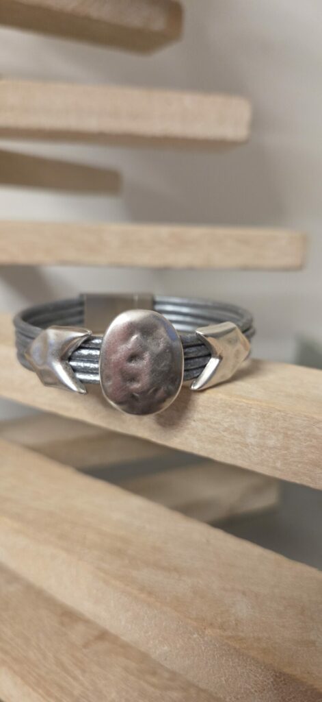 Bracelet femme cuir rond gris métallique et passants argentés