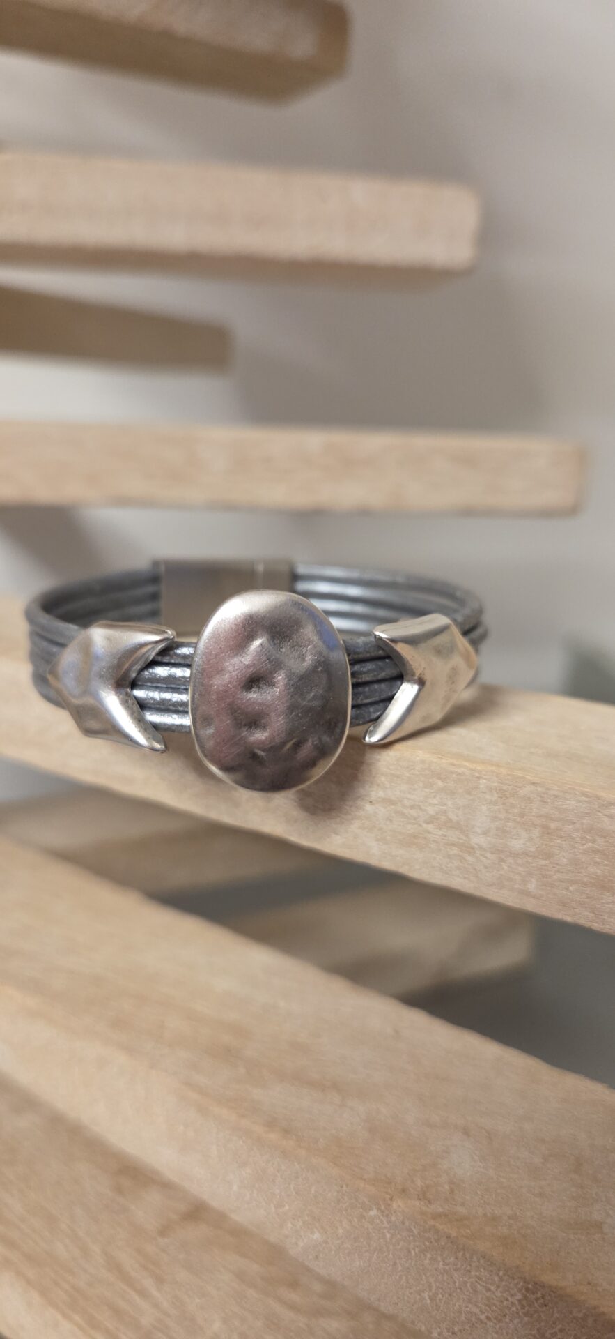 Bracelet femme cuir rond gris métallique et passants argentés