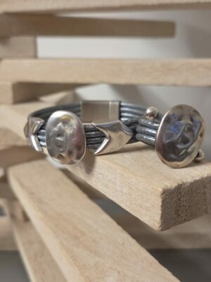 Bracelet femme cuir rond gris métallique et passants argentés