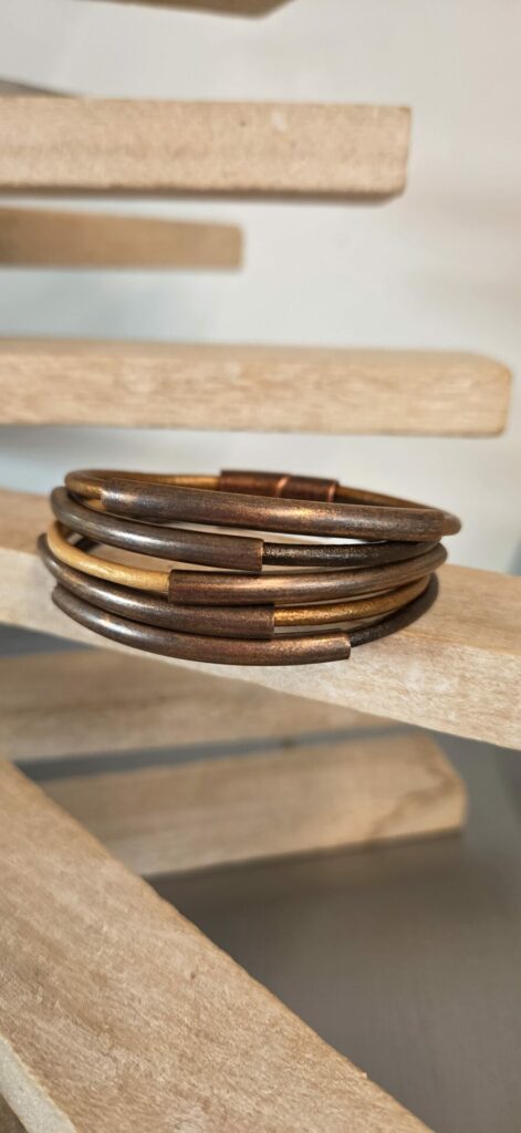 Bracelet femme cuir rond tons marrons et tubes cuivre