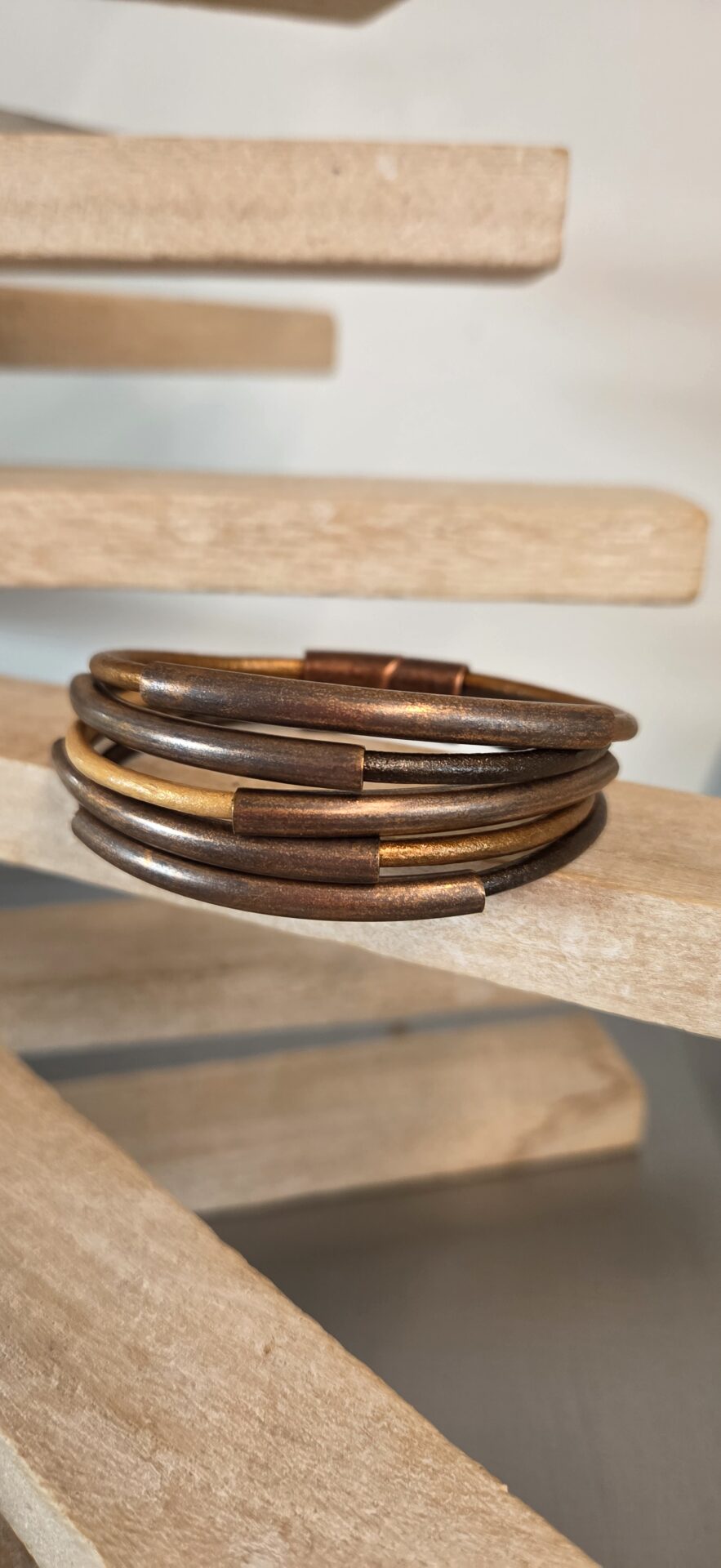 Bracelet femme cuir rond tons marrons et tubes cuivre