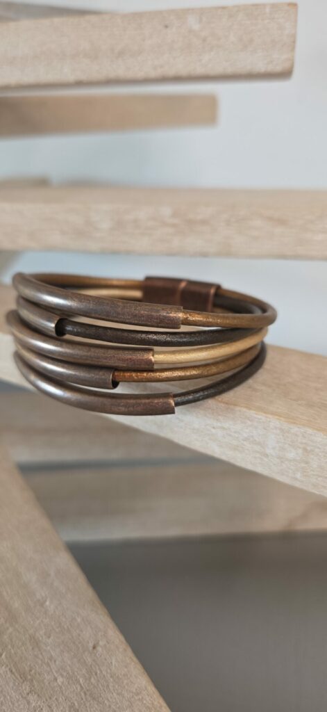 Bracelet femme cuir rond tons marrons et tubes cuivre
