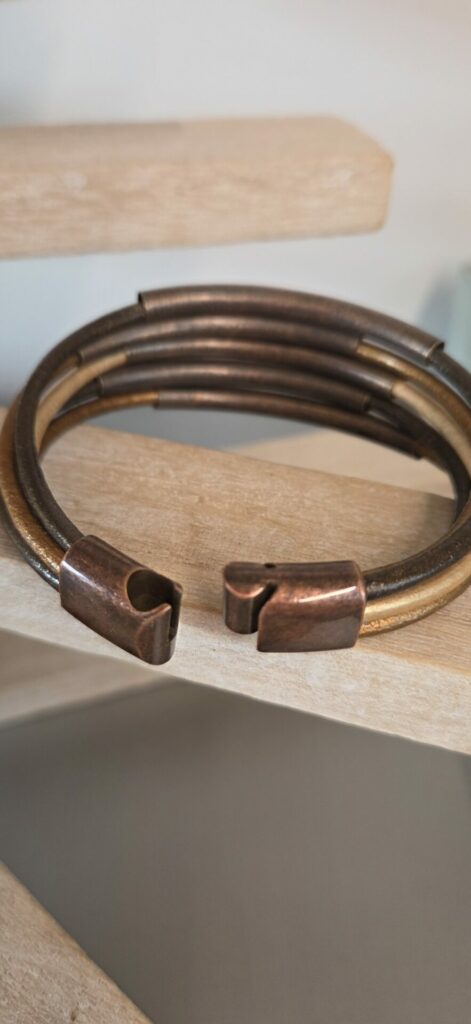 Bracelet femme cuir rond tons marrons et tubes cuivre