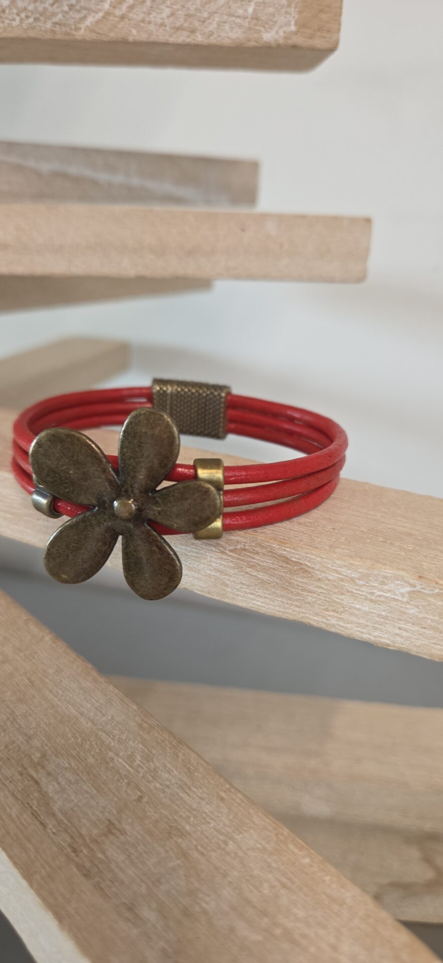 Bracelet femme cuir rond rouge et marguerite bronze