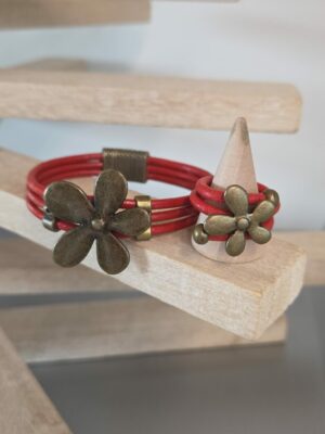 Bracelet et bague cuir rond rouge fleur bronze