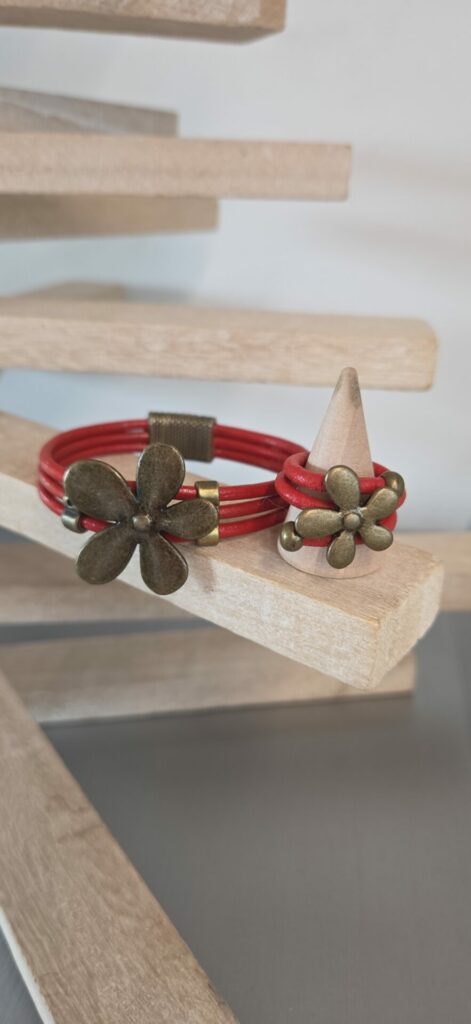 Bracelet et bague cuir rond rouge fleur bronze