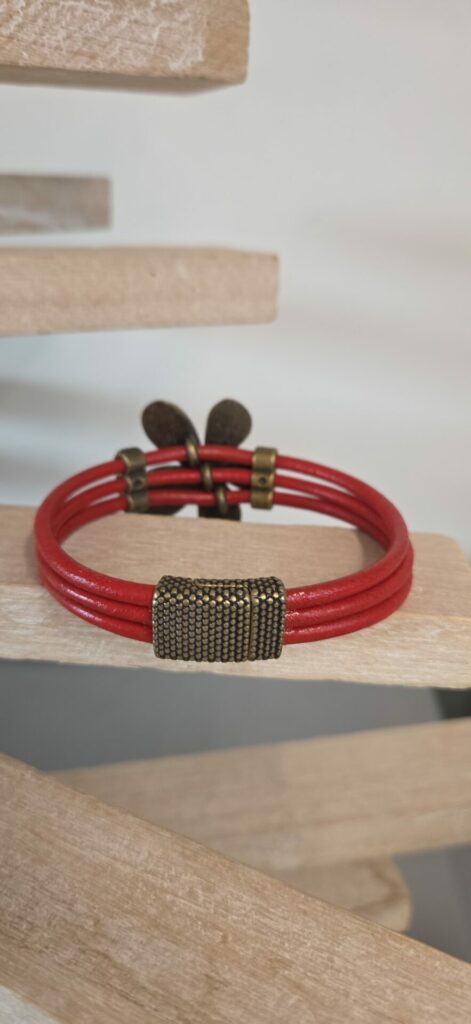 Bracelet femme cuir rond rouge et marguerite bronze