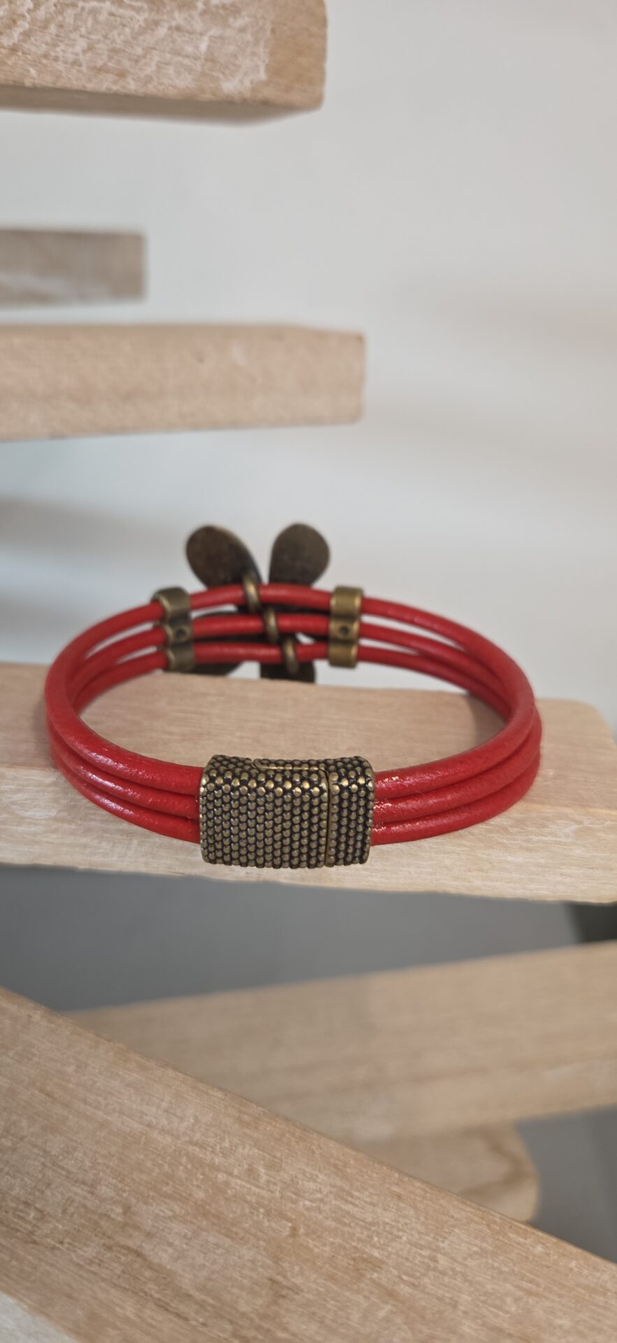 Bracelet femme cuir rond rouge et marguerite bronze