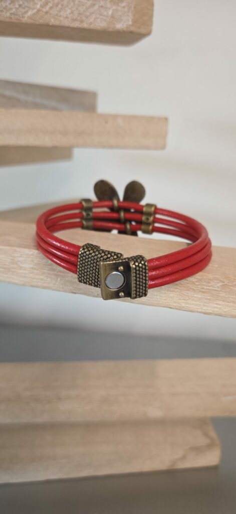 Bracelet femme cuir rond rouge et marguerite bronze