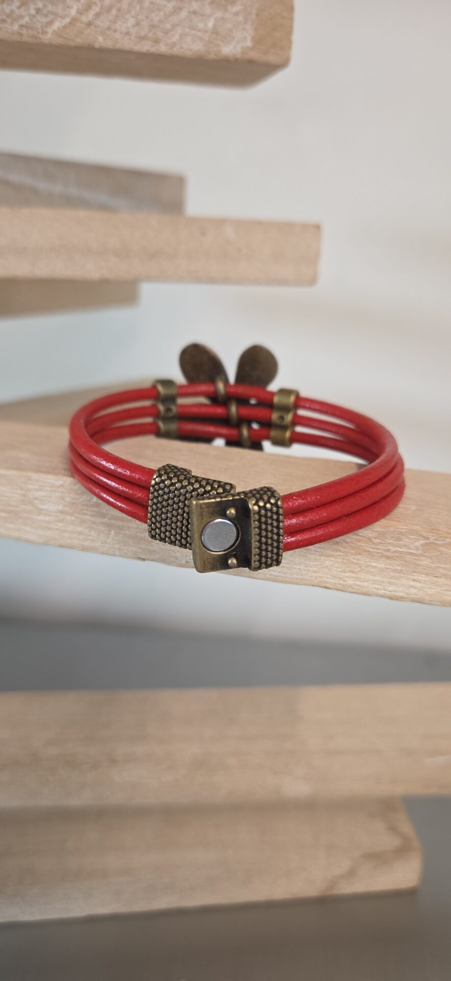 Bracelet femme cuir rond rouge et marguerite bronze