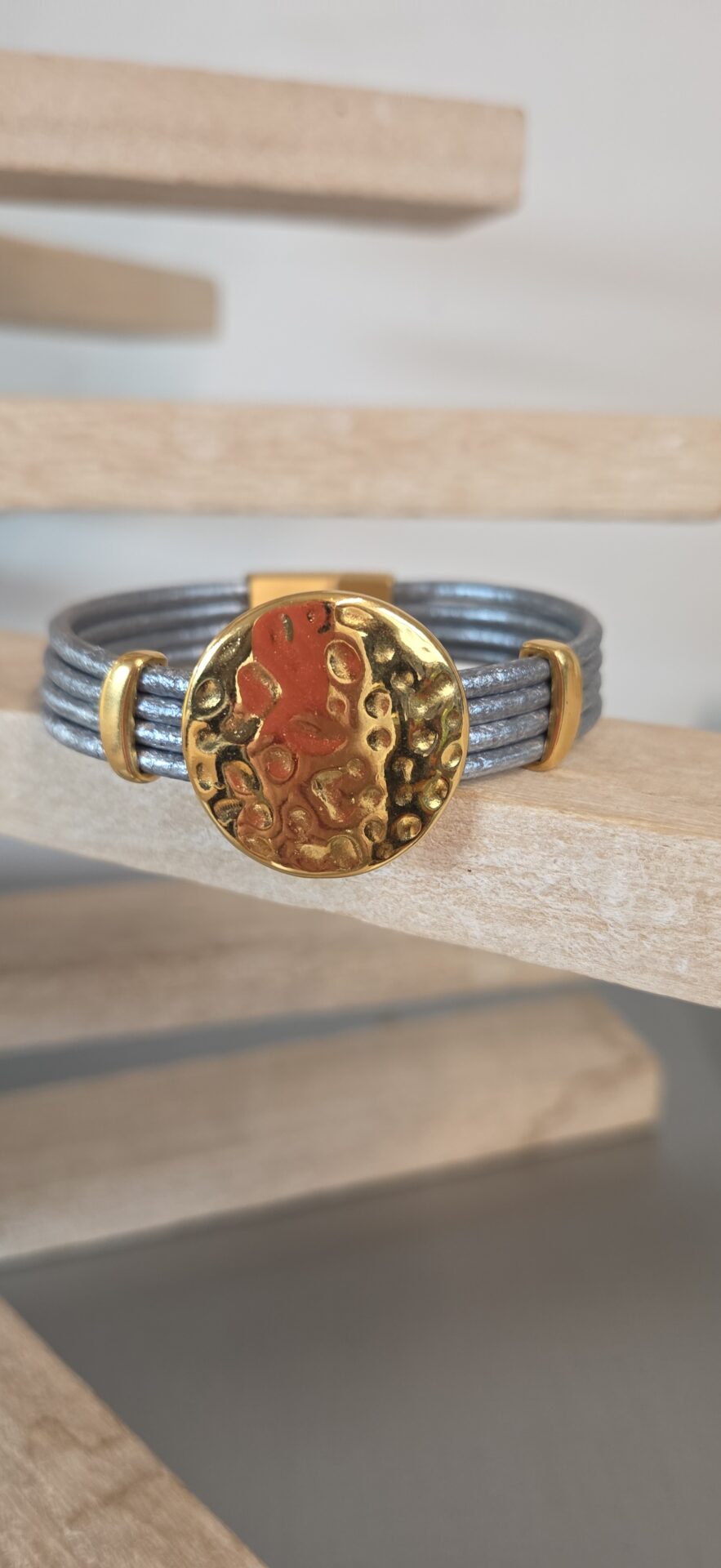 Bracelet femme cuir rond 2,5 gris et passants dorés