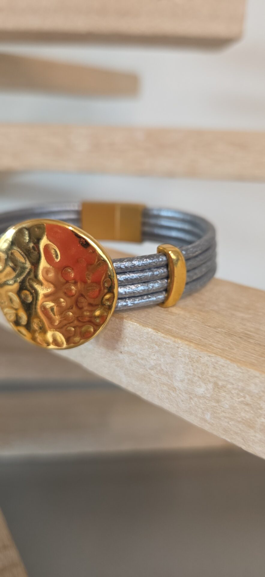Bracelet femme cuir rond 2,5 gris et passants dorés