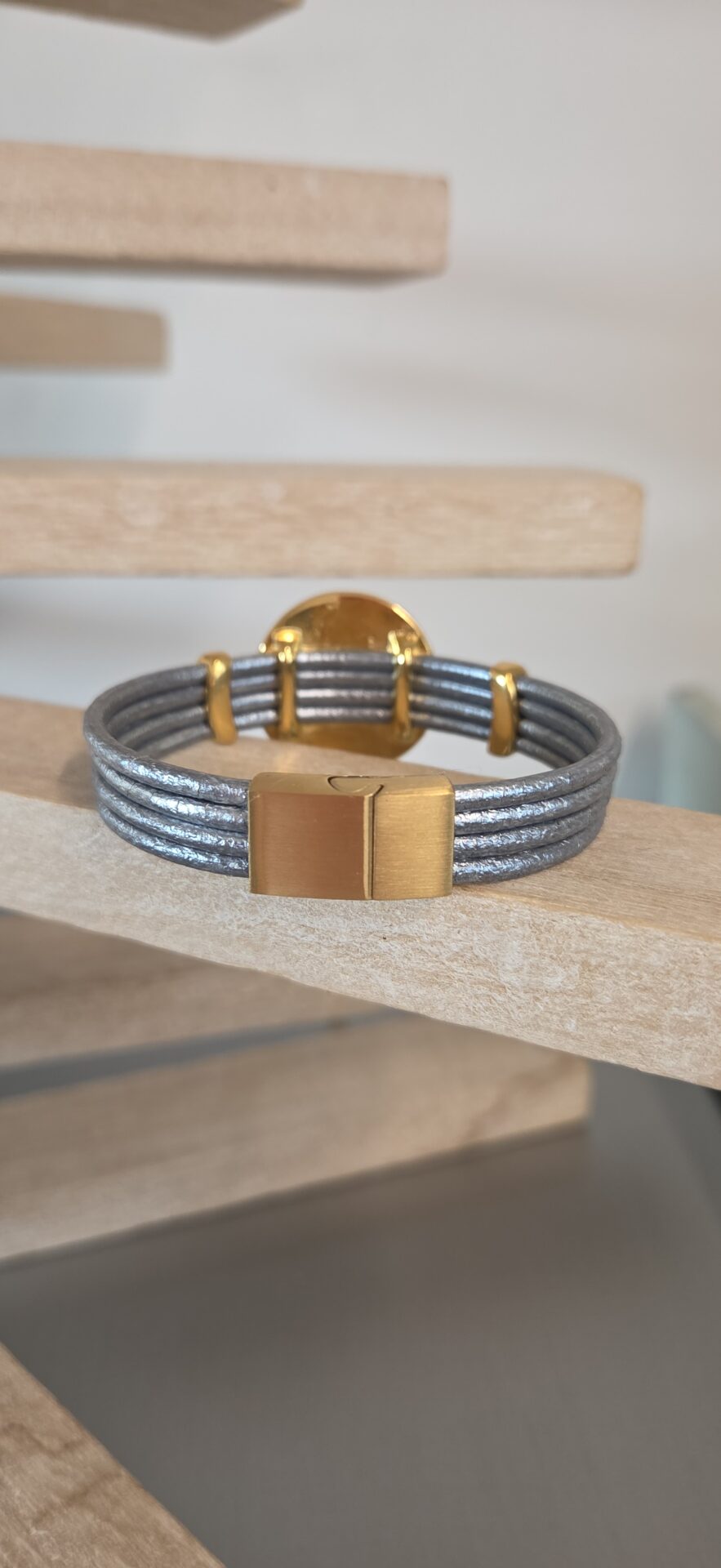 Bracelet femme cuir rond 2,5 gris et passants dorés