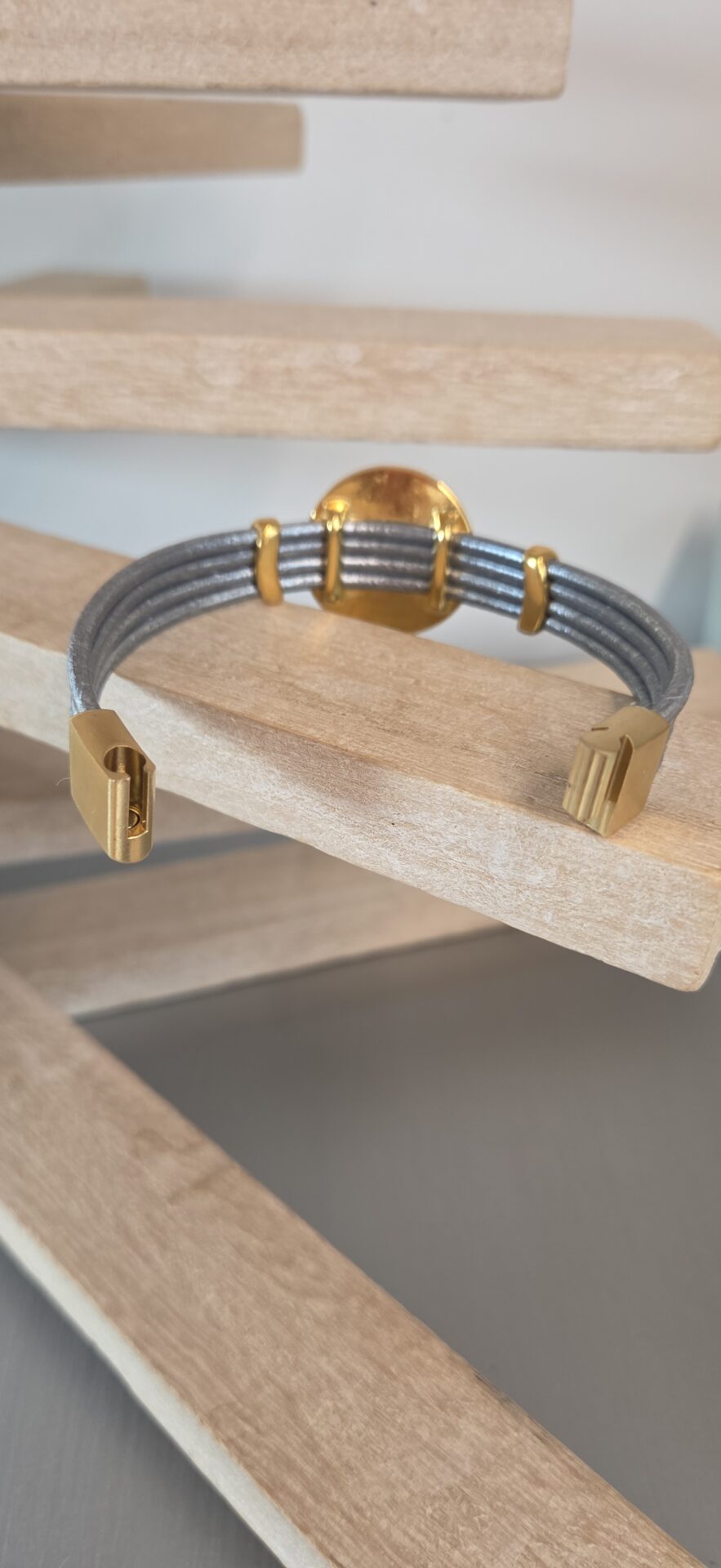 Bracelet femme cuir rond 2,5 gris et passants dorés