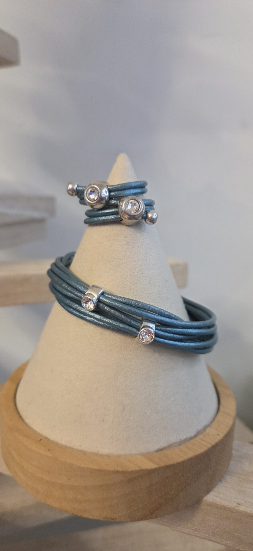 Bracelet et bague femme cuir rond bleu Aqua et passants Swarovski