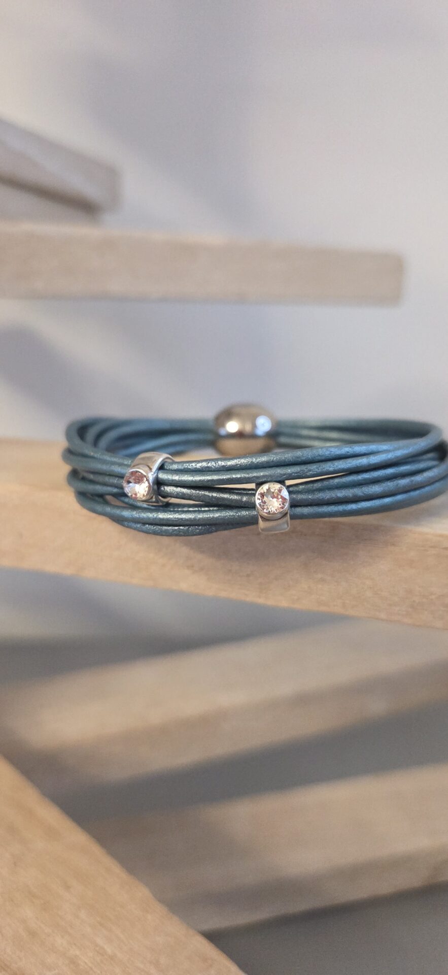Bracelet femme cuir rond bleu Aqua et passants Swarovski