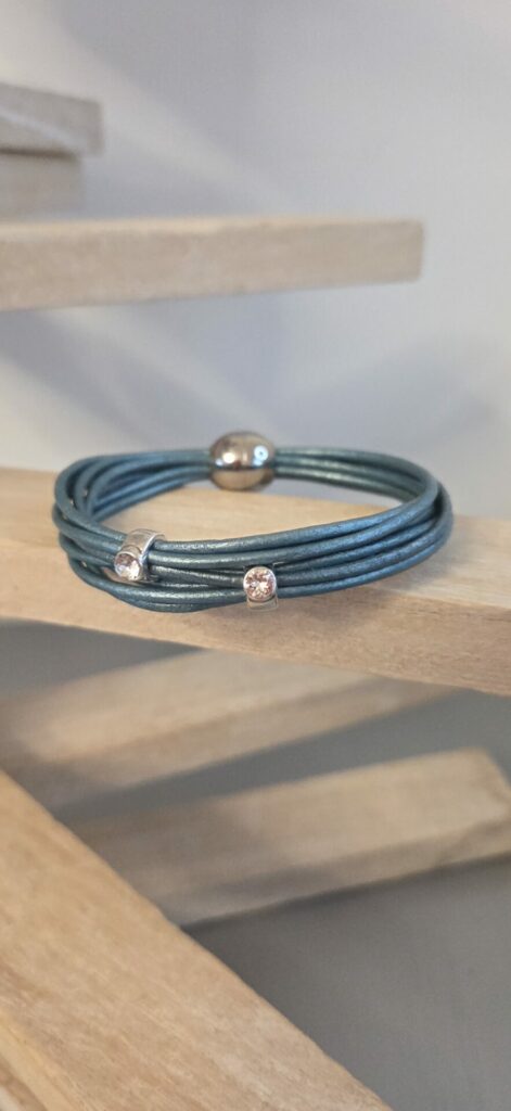 Bracelet femme cuir rond bleu Aqua et passants Swarovski