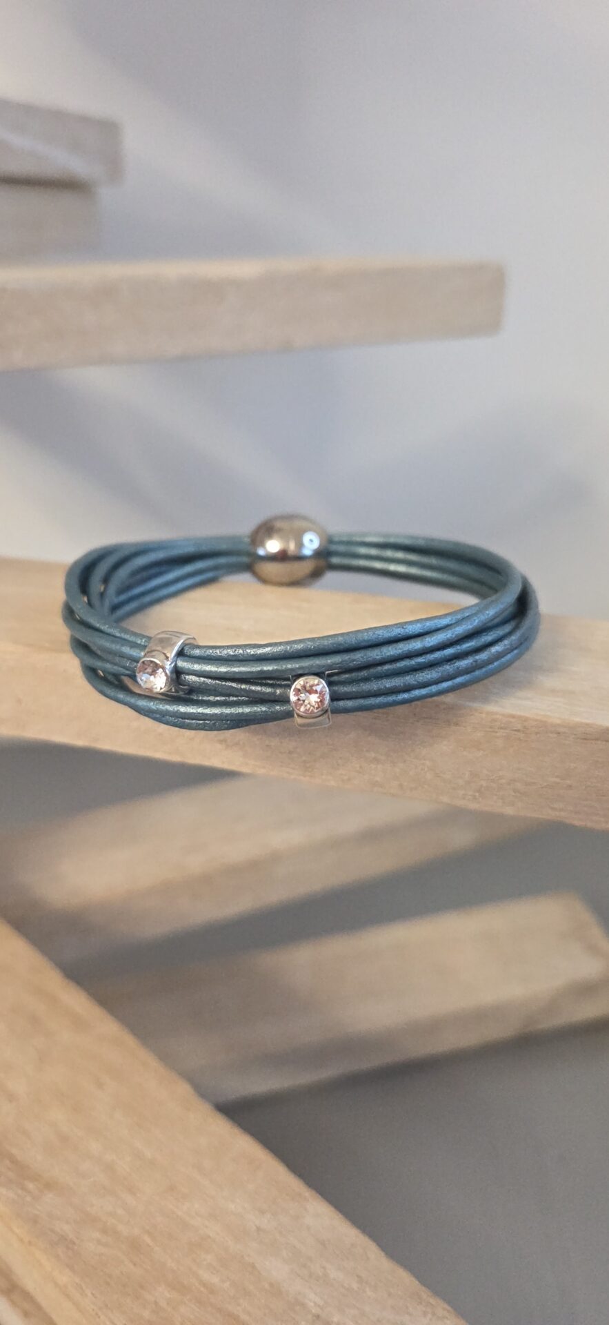 Bracelet femme cuir rond bleu Aqua et passants Swarovski