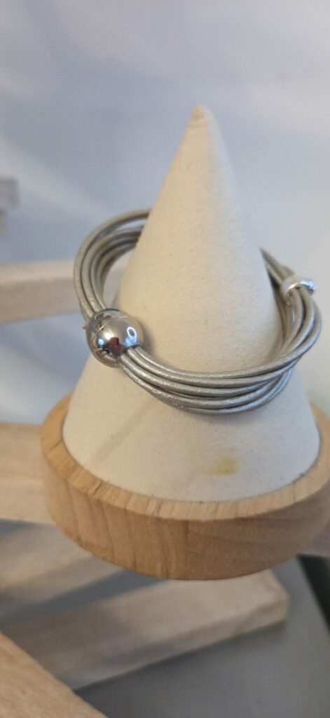 Bracelet femme cuir rond argent et passants Swarovski