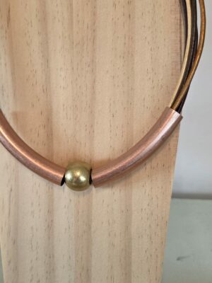 Collier femme cuirs ronds tons chauds et tubes cuivres