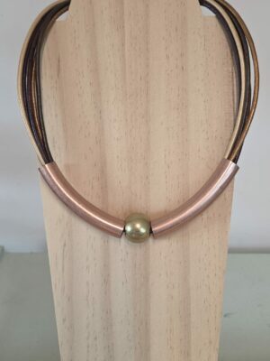 Collier femme cuirs ronds tons chauds et tubes cuivres