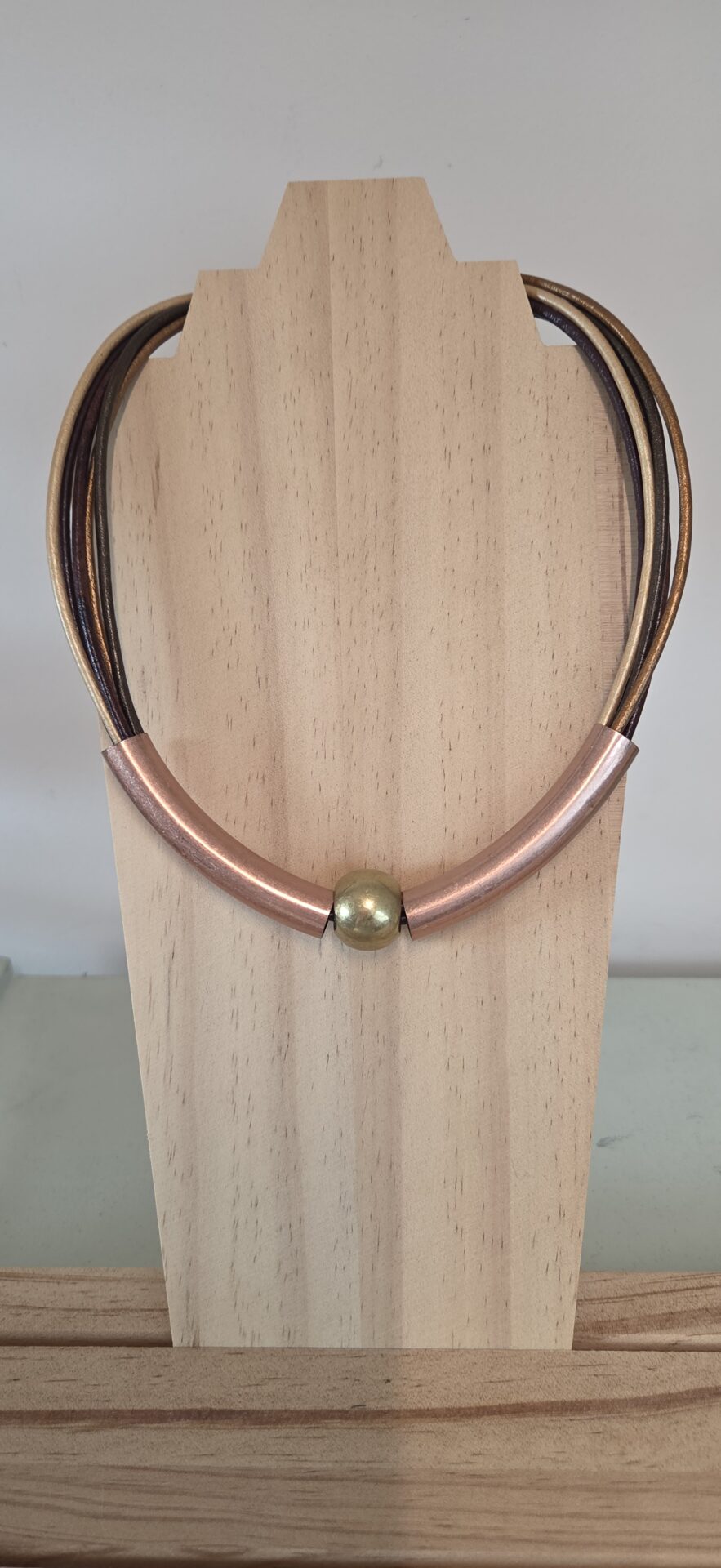 Collier femme cuirs ronds tons chauds et tubes cuivres