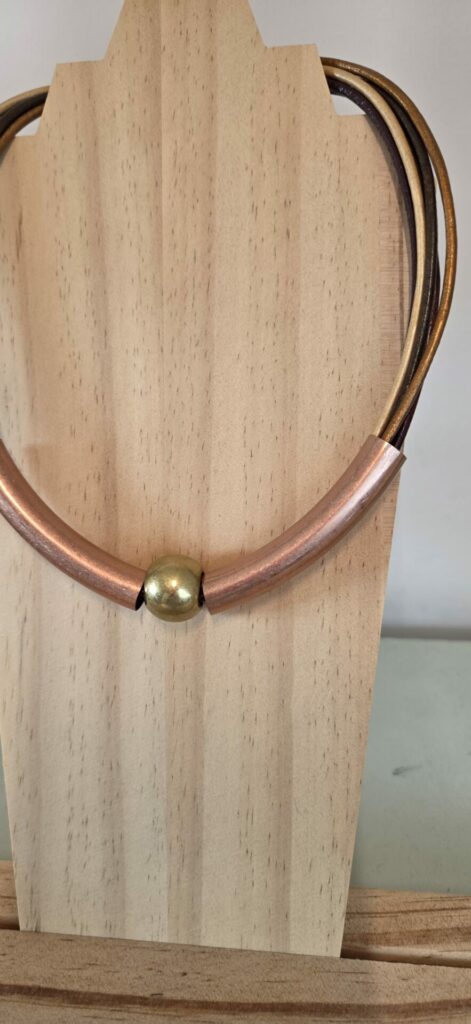 Collier femme cuirs ronds tons chauds et tubes cuivres