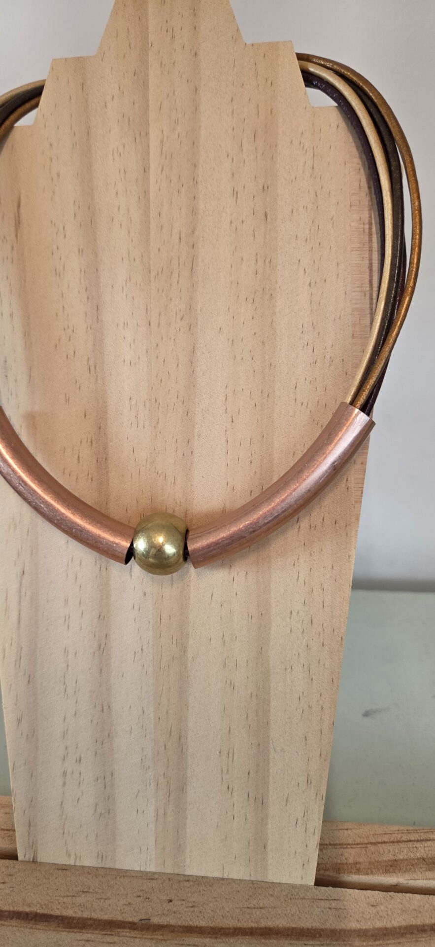Collier femme cuirs ronds tons chauds et tubes cuivres