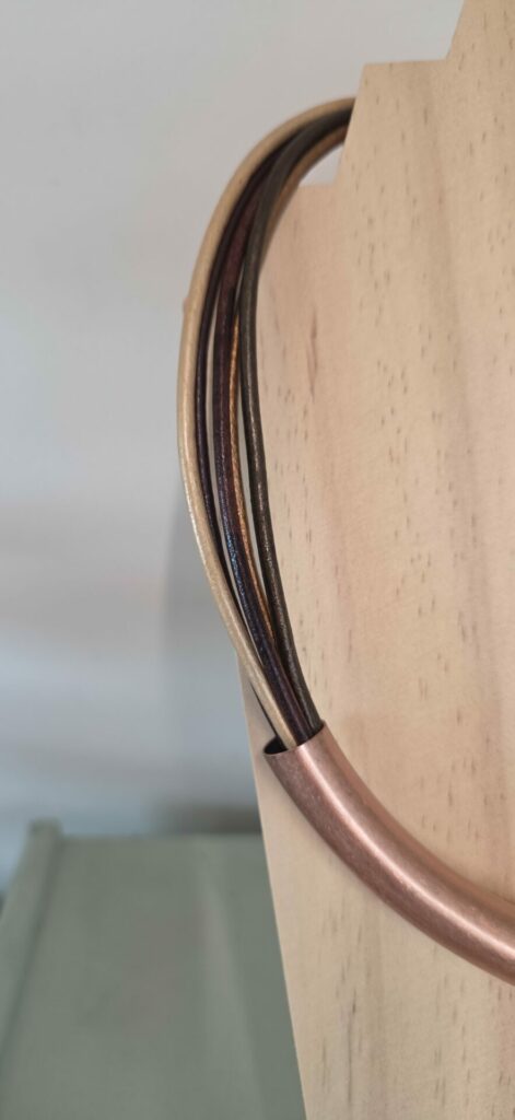 Collier femme cuirs ronds tons chauds et tubes cuivres