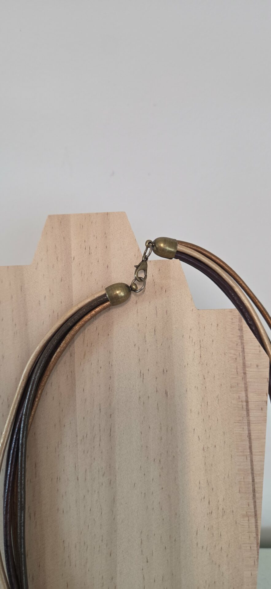 Collier femme cuirs ronds tons chauds et tubes cuivres